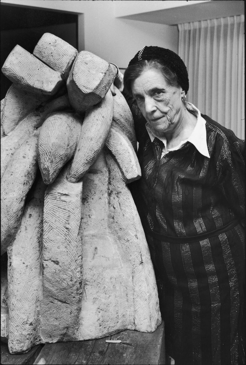 Louise Bourgeois posant à côté de l'une de ses sculptures, intitulée "Baroque", le 1er février 1983