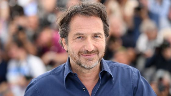 Edouard Baer, ici au Festival de Cannes, illumine nos soirées avec ses "Lumières dans la nuit" ©Getty - Stéphane Cardinale - Corbis