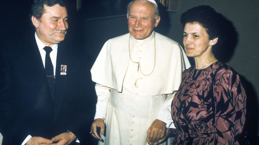 Jean-Paul II avec Lech Walesa, leader du syndicat polonais Solidarnosc, et sa femme Danuta, le 2 avril 1989