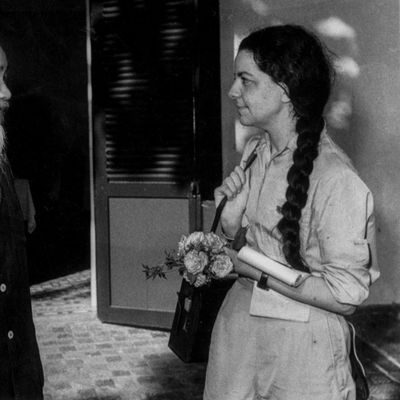 Madeleine Riffaud en compagnie de Hô Chi Minh à Fontainebleau en 1946