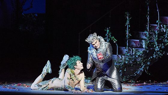 Théo Touvet dans le rôle de Puck et Lawrence Zazzo en roi Oberon - Michael Pöhn / Wiener Staatsoper GmbH