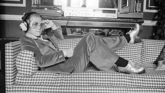 Elton John écoutant de la musique ©Getty - D. Morrison