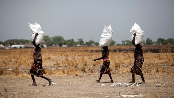 Femmes transportant des sacs de nourriture distribués au Soudan pendant la famine. Photo prise le 4 mars 2017 à Ganyel, Soudan du Sud. ©AFP - ALBERT GONZALEZ FARRAN