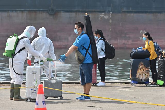 Angajații indonezieni ai visului de croazieră Explorer sunt dezinfectate înainte de a fi testate la Covid-19, Jakarta, Indonezia, 29 aprilie 2020.'être testés au Covid-19, à Jakarta (Indonésie), le 29 avril 2020.