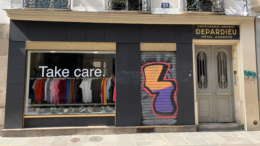 Take care, prenez soin de vous, Merci aux soignants : depuis le début du confinement, les murs, les vitrines et les fenêtres - au moins autant que les réseaux sociaux - ont la parole