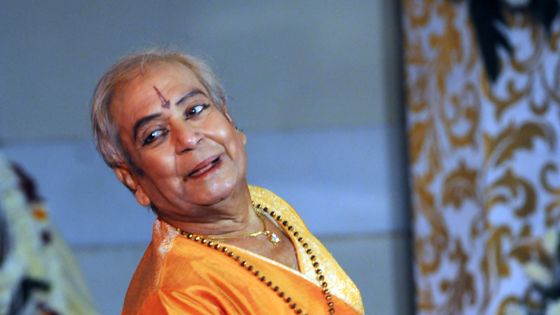 Kathak exponent Pandit Birju Maharaj performs at Karunadham Ashram on December 15, 2015 in Bhopal, India ©Getty - Praveen Bajpai/Hindustan Times via Getty Images