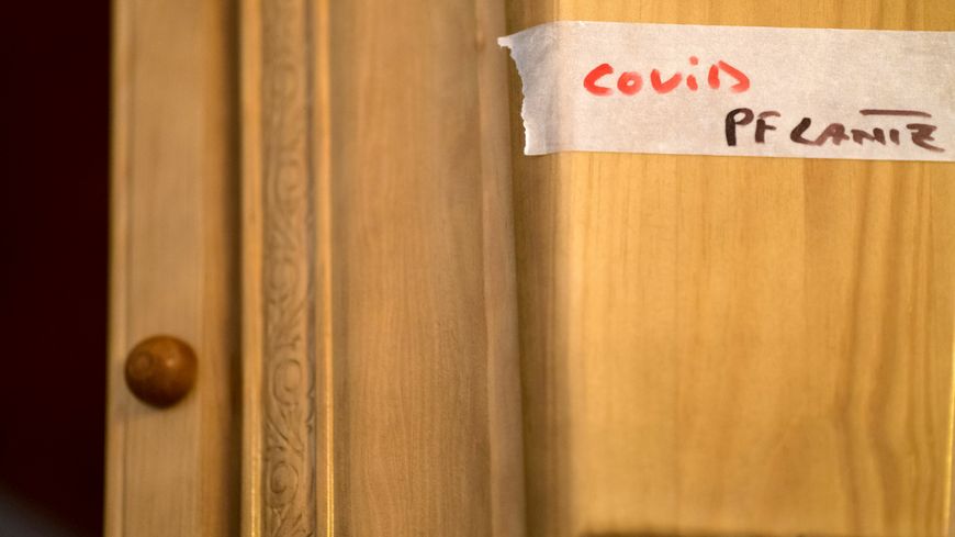 Détail d'un cercueil d'une personne décédée de la Covid-19, le 1er avril 2020.