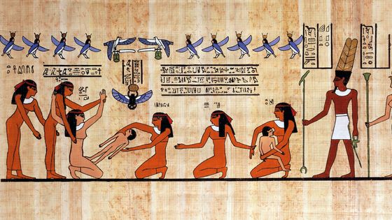 Scène d'accouchement, la mère est aidée par ses servantes et la sage-femme, papyrus, reconstitution d'un tableau thébain de la dynastie XIX. Civilisation égyptienne. Le Caire, Istituto Del Papiro ©Getty - Photo de DeAgostini