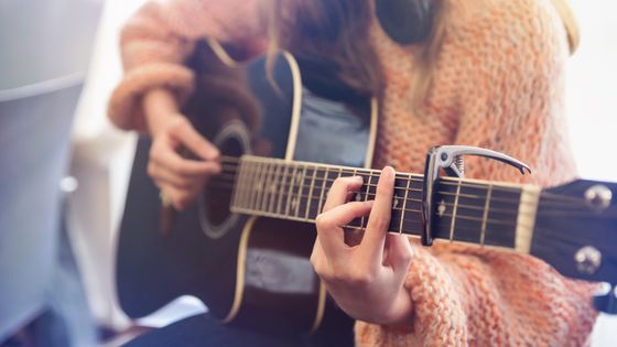 Une guitariste amateur / La chronique Musique Connectée du 1/06/2020 ©Getty - Sol de Zuasnabar Brebbia