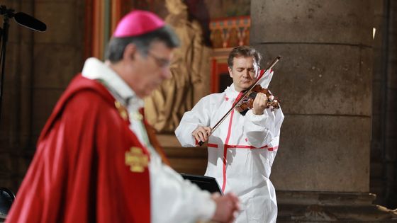 Renaud Capuçon lors du confinement, jouant dans la cathédrale Notre-Dame de Paris, sans public, en célébration du vendredi saint de Pâques le 10/04/2020 ©Maxppp - LUDOVIC MARIN / POOL