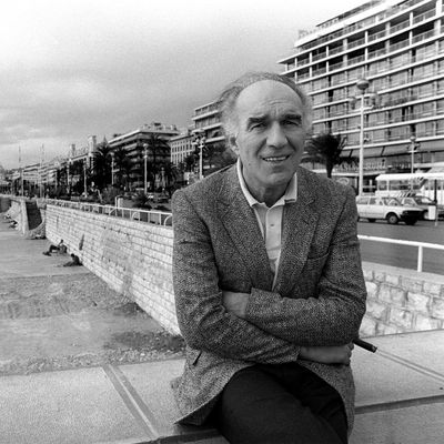 Michel Piccoli pose après la présentation de son film "Le général de l'armée morte" du cinéaste Luciano Tovoli, en 1983, à Nice.