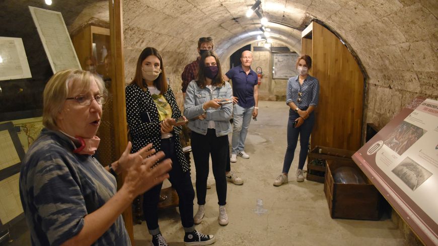 Mary-Chantal Leboucq forme les stagiaires qui devront animer les visites. Cette guide-conférencière férue d'histoire bordelaise a mis en place la muséographie en 2007, quand il a été fondé.