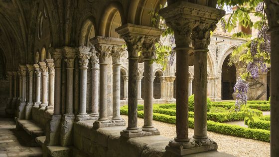 Cloître de l'Abbaye de Fontfroide. Narbonne, France ©Getty - John Elk III