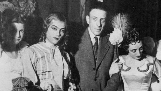 En 1942, Francis Poulenc entouré de Serge Lifar et Suzanne Lorcia, au sein de la troupe des "Animaux modèles" (détail) ©Getty - Apic / Hulton Archive