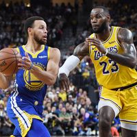 Sous le maillot des Los Angeles Lakers, LeBron James (à droite) tente de freiner Stephen Curry, à la manoeuvre des Golden State Warriors