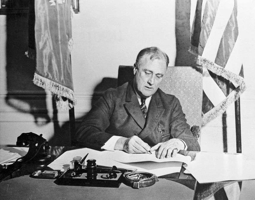 Franklin D. Roosevelt qui signe l'Emergency Banking Act dans le cadre de la politique de New Deal, 1933.