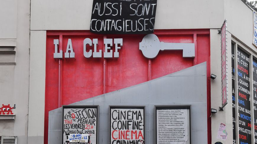 Cinéma confiné, cinéma condamné ? Pas pour La Clef, cinéma indépendant historique qui a projeté des films au-dessus de son enseigne lors du confinement, pour continuer à faire vivre le 7e art.