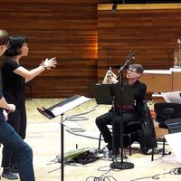 La compositrice et les musiciens de 2e2m pendant la session d'enregistrement