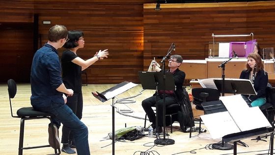 La compositrice et les musiciens de 2e2m pendant la session d'enregistrement ©Radio France - Justine Mergnac