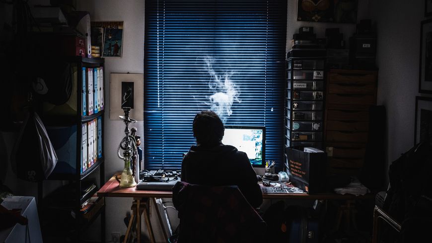 Une personne en télétravail