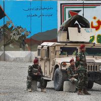 Des agents de sécurité afghans montent la garde après un attentat-suicide devant la porte du centre de formation des forces spéciales afghanes à la périphérie de Kaboul, Afghanistan, le 29 avril 2020.