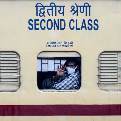 Un travailleur migrant à la fenêtre d'un train spécial de retour dans son village dans l'Uttar Pradesh le 14 mai dernier