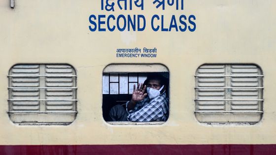 Un travailleur migrant à la fenêtre d'un train spécial de retour dans son village dans l'Uttar Pradesh le 14 mai dernier ©AFP - NARINDER NANU / AFP