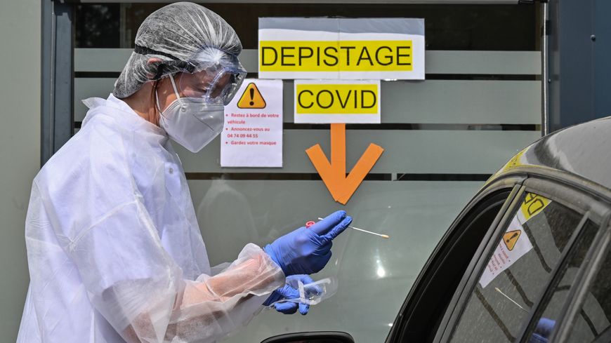 Test de dépistage à la Covid-19, devant le laboratoire Dyomedea-Neolab, le 22 avril 2020 à Villefranche-sur-Saône (Rhône).