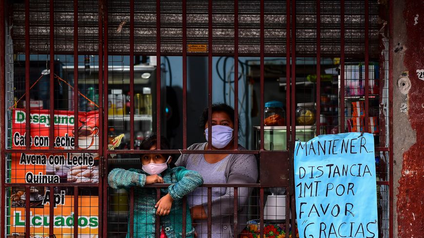 A Buenos Aires, la pandémie est très développée dans le bidonville Villa 31 où vivent 40 000 personnes, privées de ressources et même d’eau. Ici, une mère et sa fille photographiées le 5 mai 2020.