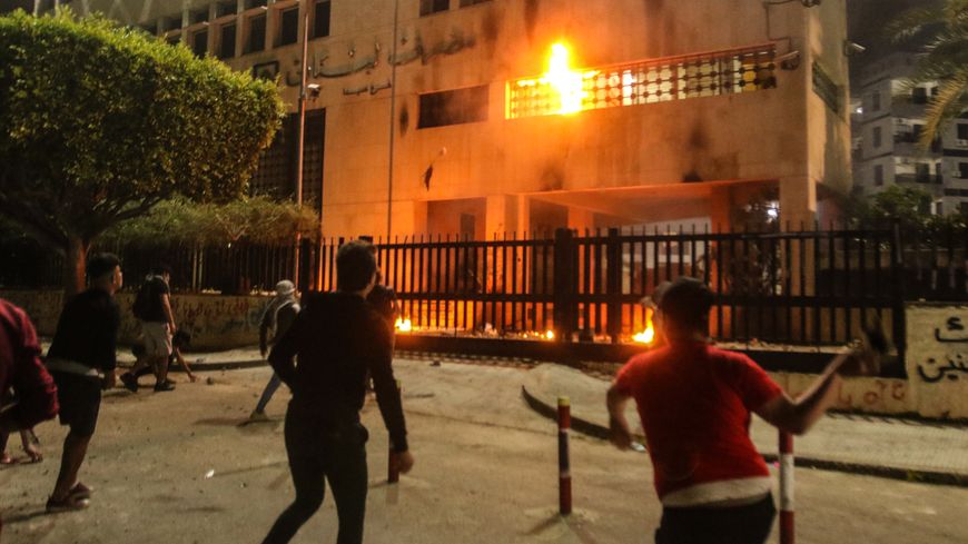 Des manifestants incendient la façade de la Banque du Liban à Saïda, dans le sud du pays, le 29 avril 2020.
