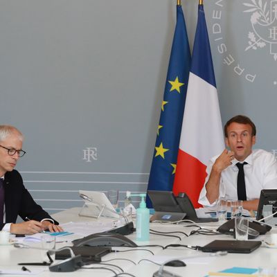 Franck Riester et Emmanuel Macron lors de l'annonce des premières pistes pour le "plan culture", le 6 mai 2020