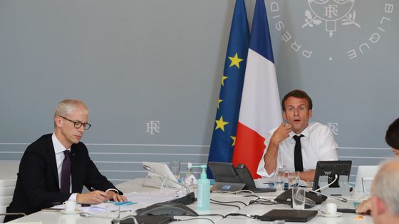 Franck Riester et Emmanuel Macron lors de l'annonce des premières pistes pour le "plan culture", le 6 mai 2020 ©AFP - LUDOVIC MARIN / POOL