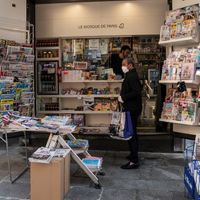 Si de nombreux points de vente de presse ont fermé en France, les kiosques restent en majorité ouverts, ici à Paris, le 9 avril 2020.