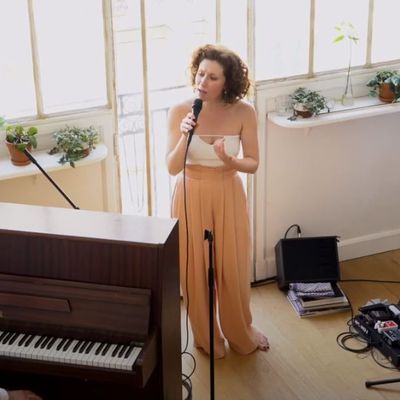 Capture d'écran du clip officiel du groupe sur Youtube @Lou Tavano "Lou Tavano - Simple Ways To Be (Live at Kelsea's)"