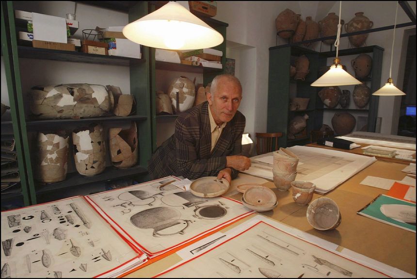 École biblique et archéologique de Jérusalem le 1er mars 2004 à Jérusalem, Israël. Le père Jean-Baptiste Humbert, archéologue, étudie les objets trouvés lors d'une campagne de fouilles à Gaza.