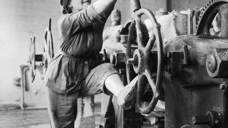 Une jeune femme vêtue d'un pantalon et d'une combinaison dans une usine de glucose du Lancashire, en Angleterre, vers 1918.