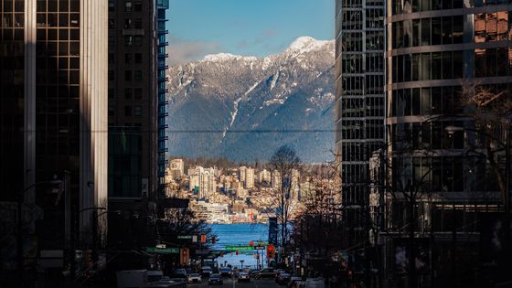 Burrard Street at downtown Vancouver, view to North Vancouver and Grouse Mountain ©Getty - Shannon Fagan