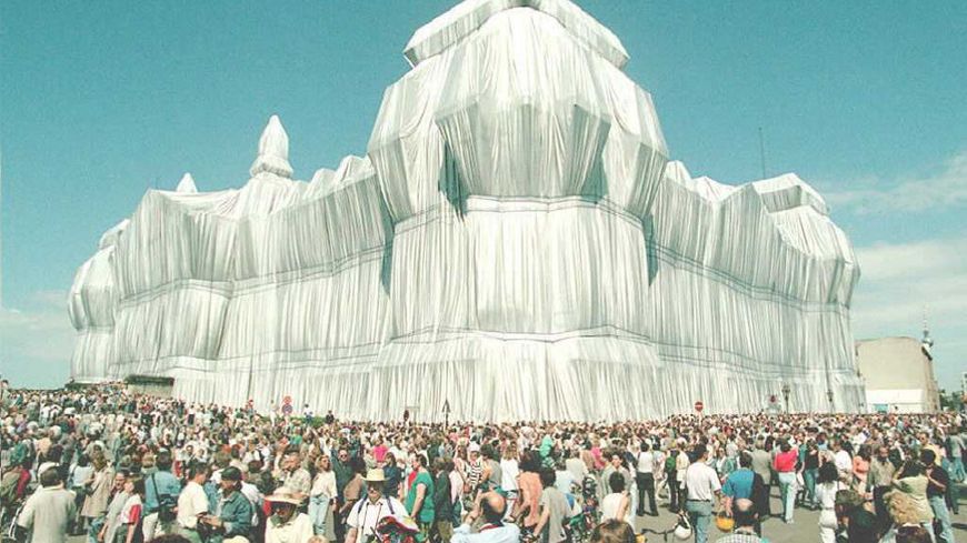Le Reichstag emballé par Christo en 1995.