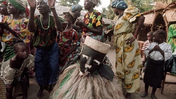 Fête Baga au village de Marara, région de Boffa, danse avec masques. ©Getty - Xavier DESMIER /Gamma-Rapho