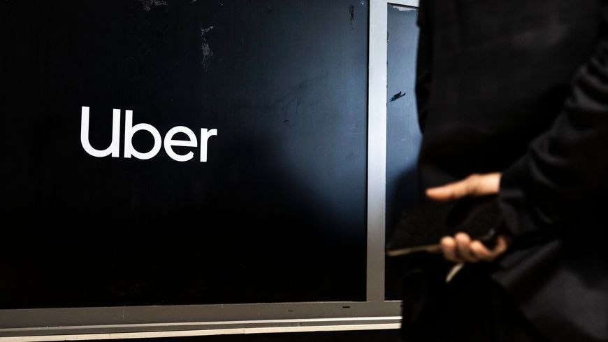 Chauffeur VTC devant le siège d'Uber en France