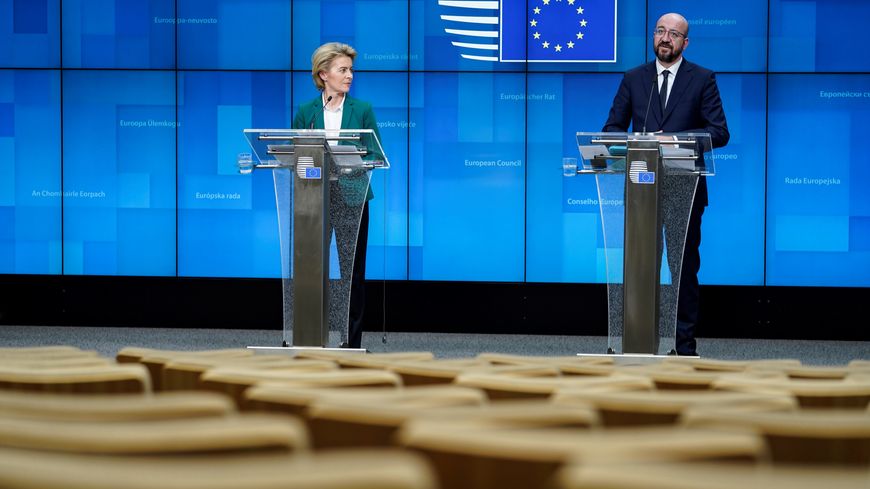 La présidente de la Commission européenne Ursula von der Leyen et le président du Conseil européen Charles Michel donnent une conférence de presse après une vidéoconférence des dirigeants du G7 sur la COVID-19, Bruxelles, le 16 mars 2020.