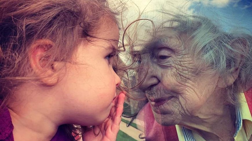 "La photo de ma chère Addison et ma grand-mère Fluffy est devenue virale. Je ne vois personne de plus doux et de plus gentil pour diffuser un message d'amour et d'espoir", écrit l'internaute qui a posté cette photo sur Facebook