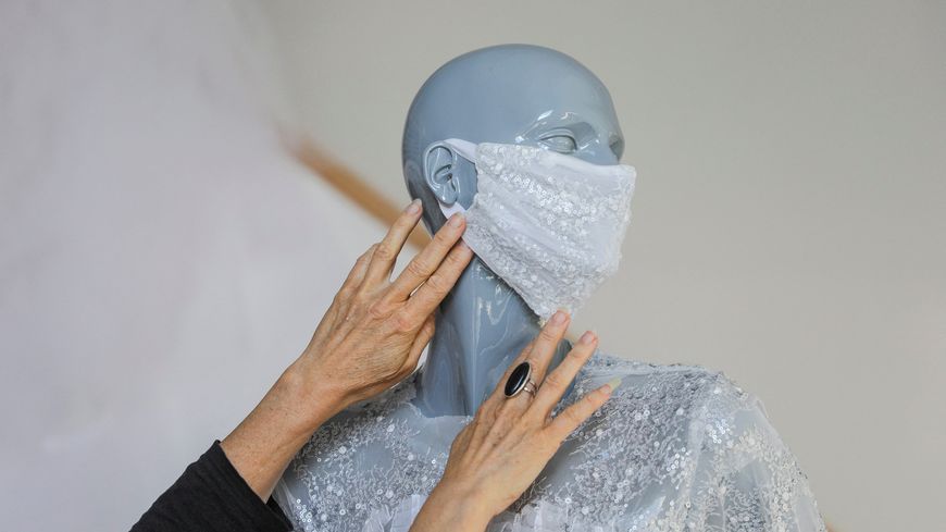 Le masque de protection spécial mariage de la créatrice allemande Kaska Hass, Berlin, avril 2020
