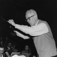 Le chef d'orchestre allemand Eugen Jochum dirige l'Orchestre symphonique de la radio bavaroise à Londres en 1955