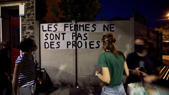 Collage nocturne par un groupe de militants contre les féminicides, à Montreuil, le 26 mai 2020 ©Radio France - Noémie Coissac / Hans Lucas /