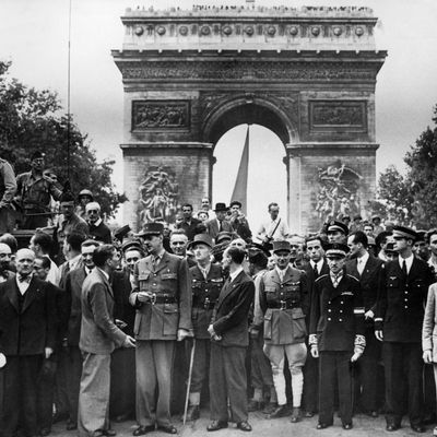 Le général Charles de Gaulle s'entretient le 26 août 1944 avec Georges Bidault, président du CNR, à Paris le lendemain de sa libération.