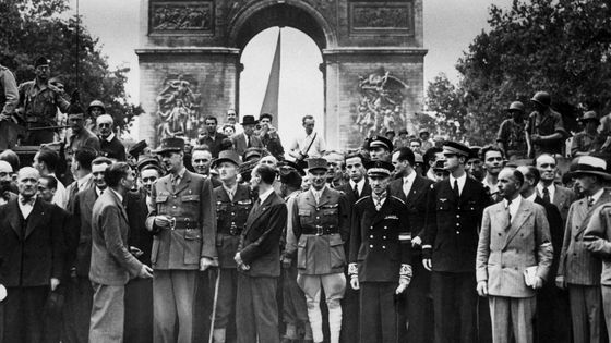 Le général Charles de Gaulle s'entretient le 26 août 1944 avec Georges Bidault, président du CNR, à Paris le lendemain de sa libération. ©AFP - INP / INTERNATIONAL NEWS PHOTOS