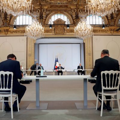 Edouard Philippe, Emmanuel Macron et Bruno Le Maire lors d'une réunion avec les représentants des syndicats et du patronat, au palais de l'Elysée, le 4 juin.