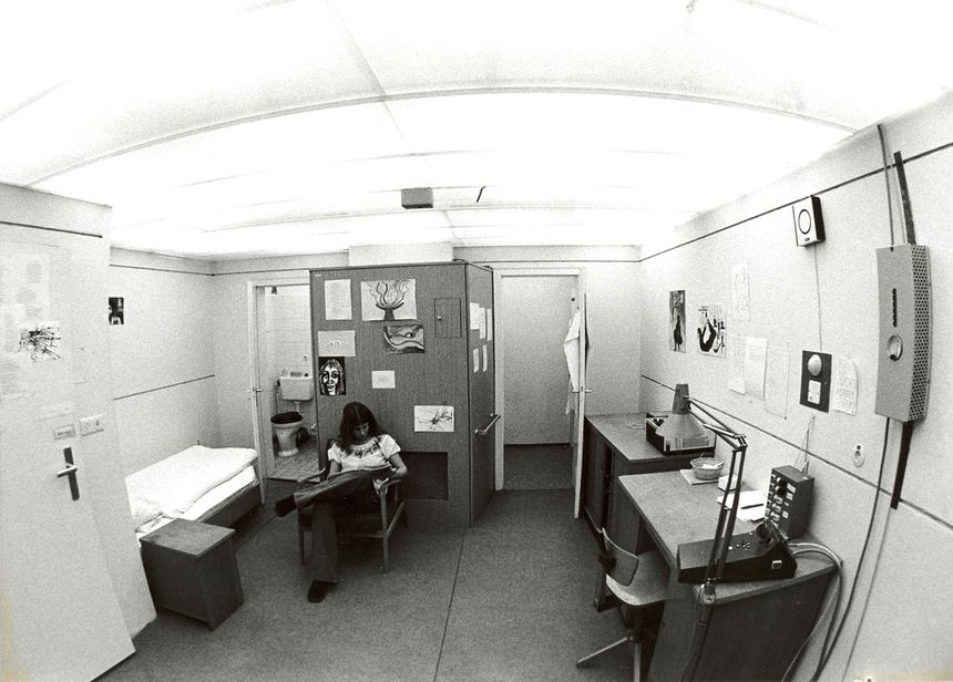 Une bénévole dans l'une des chambres, en 1973. Des expériences ont été menées dans le bunker d'Andechs pendant 25 ans. Plus de 400 bénévoles y ont participé.