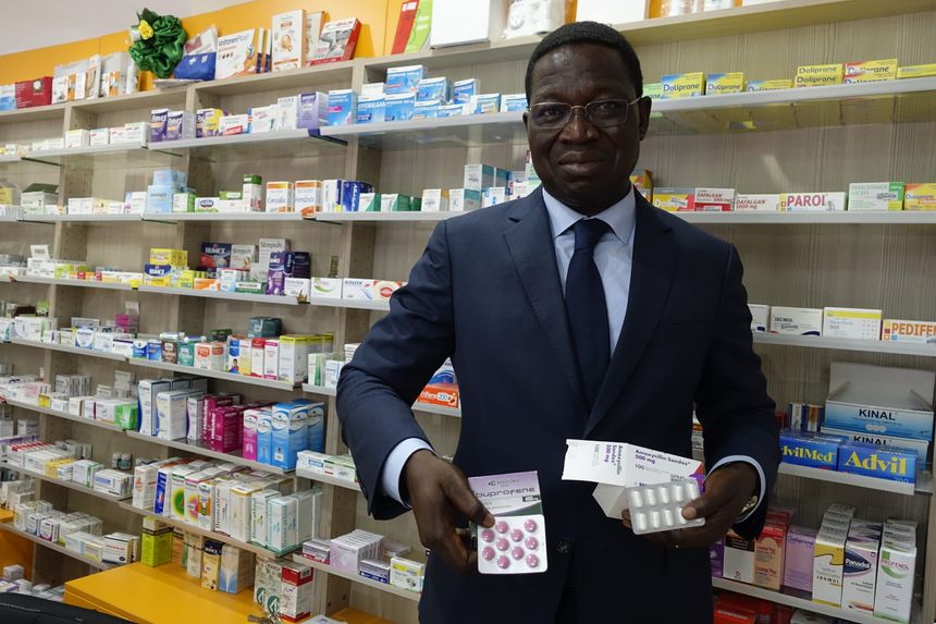 Le docteur Kondé Kpeto, président de l'Ordre des pharmaciens, présente les spécialités les plus souvent contrefaites par les trafiquants. Lomé, Togo, le 20 janvier 2020.